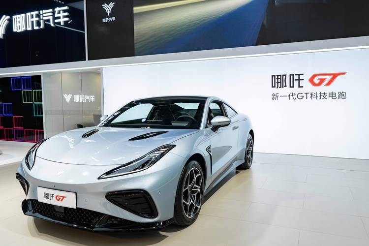 深圳43哪吒汽车在智能汽车领域的表现，领途汽车在新能源汽车市场中的影响力